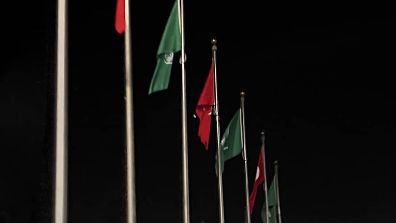 Cumhurbaşkanı Erdoğan’ın ziyareti öncesi Cidde Türk bayraklarıyla donatıldı