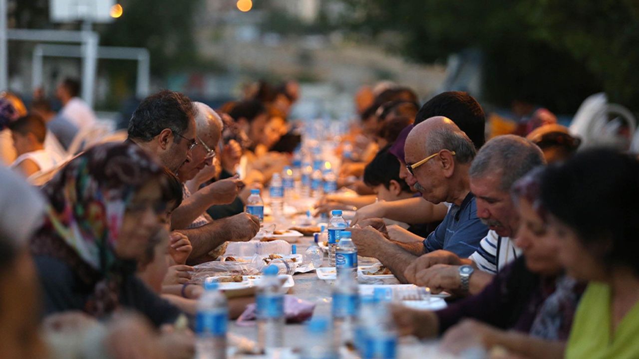 Ramazan ayında iftar ile sahur arasında nasıl beslenmeliyiz?