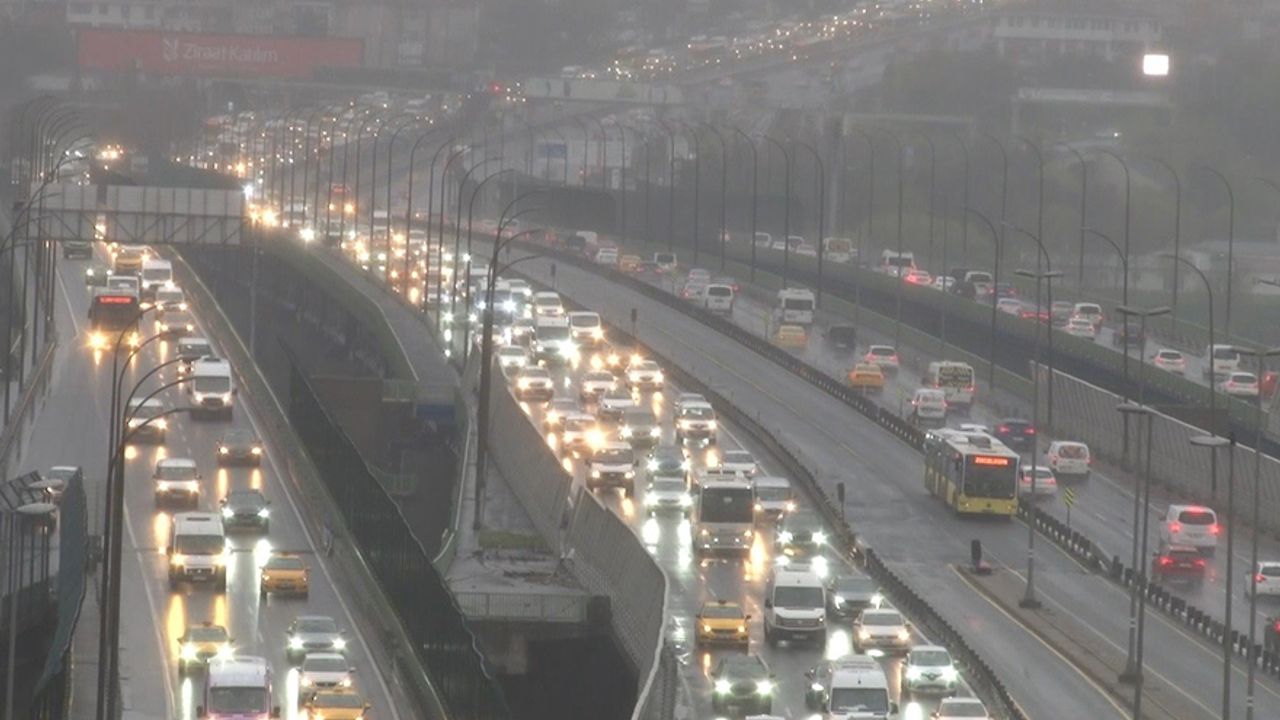 İstanbul güne yağmurla uyandı, trafik yüzde 51'e ulaştı