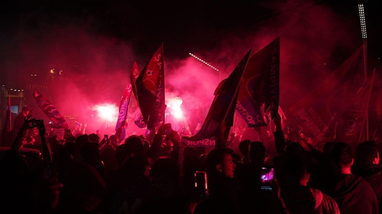 Trabzonsporlu taraftarların Taksim'de şampiyonluk coşkusu