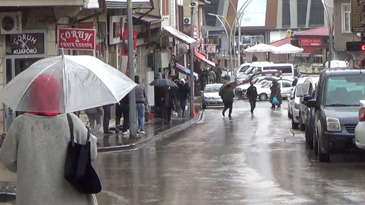 Bayburt'ta yağmurla karışık dolu etkili oldu
