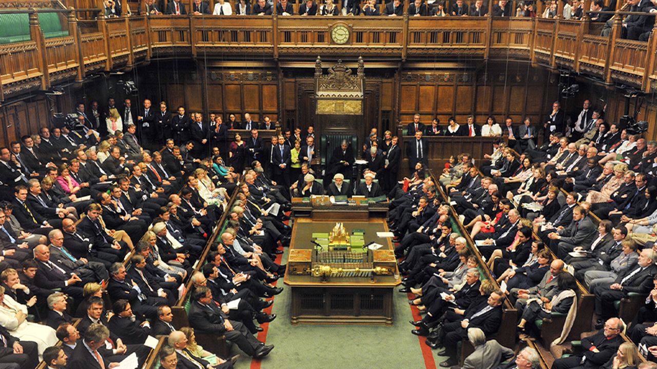 İngiltere'de iktidardaki Muhafazakar Partisi 300'den fazla koltuk kaybetti