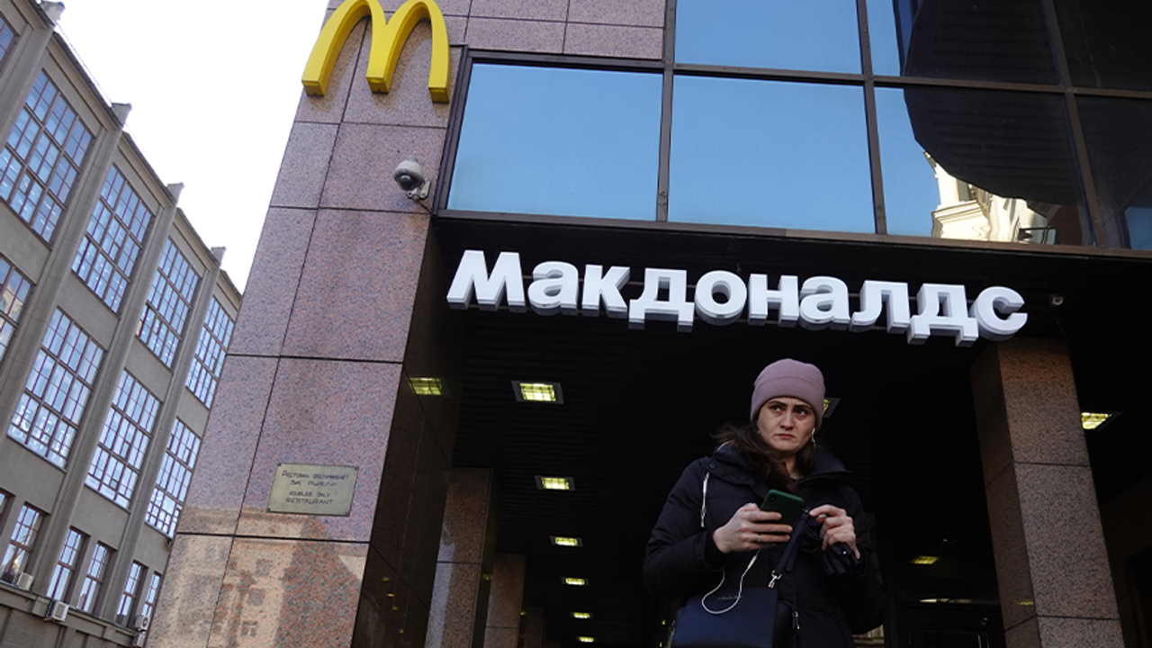 McDonald's restoranları Rusya'da yeni ismiyle tekrar açıldı