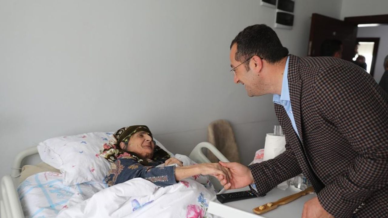 Osman Nuri Ekim, Anneler Günü'nde Huzurevini ziyaret etti