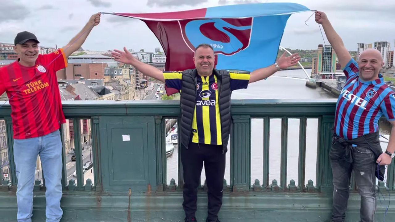 Şampiyon Trabzonspor bayrağı İngiltere'nin tarihi köprüsüne asıldı