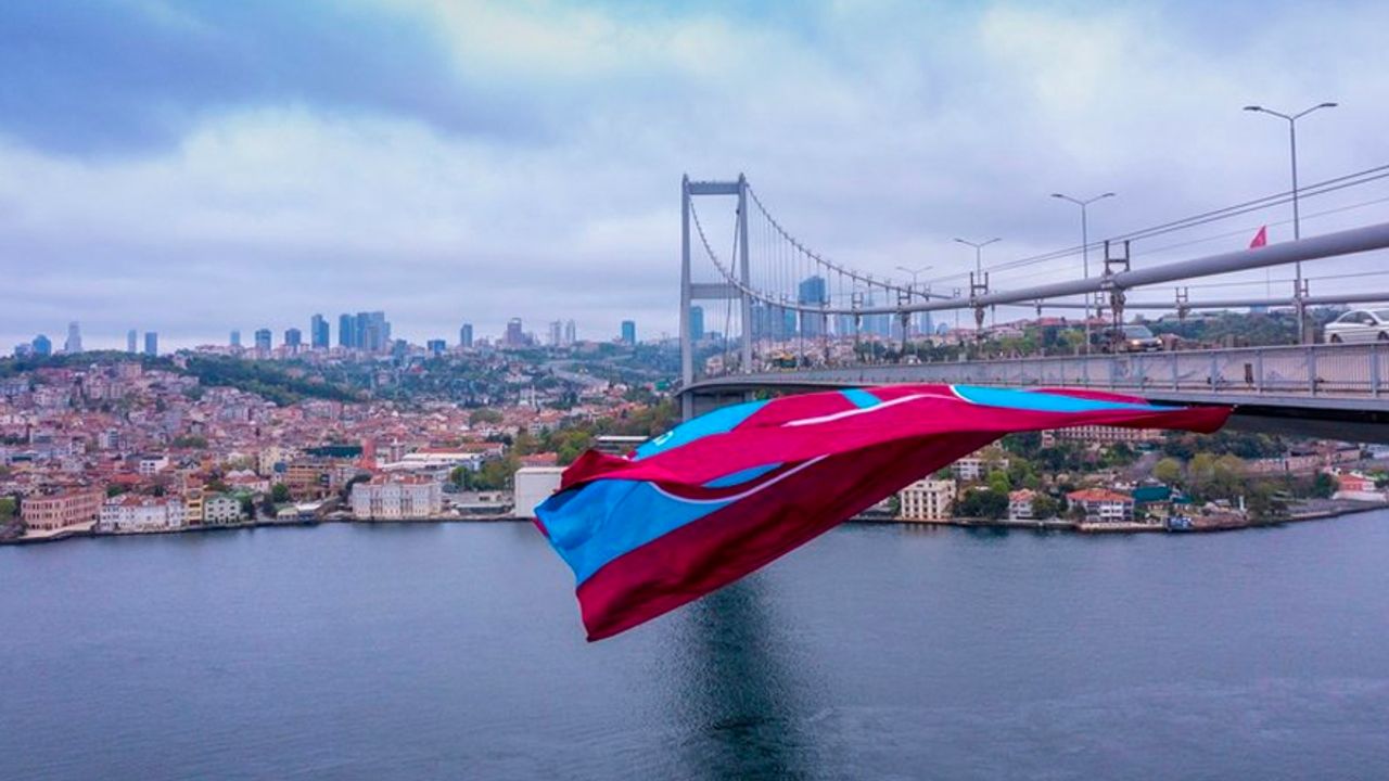 Trabzonspor'un İstanbul'da köprüye asılan bayrağı satışa çıktı