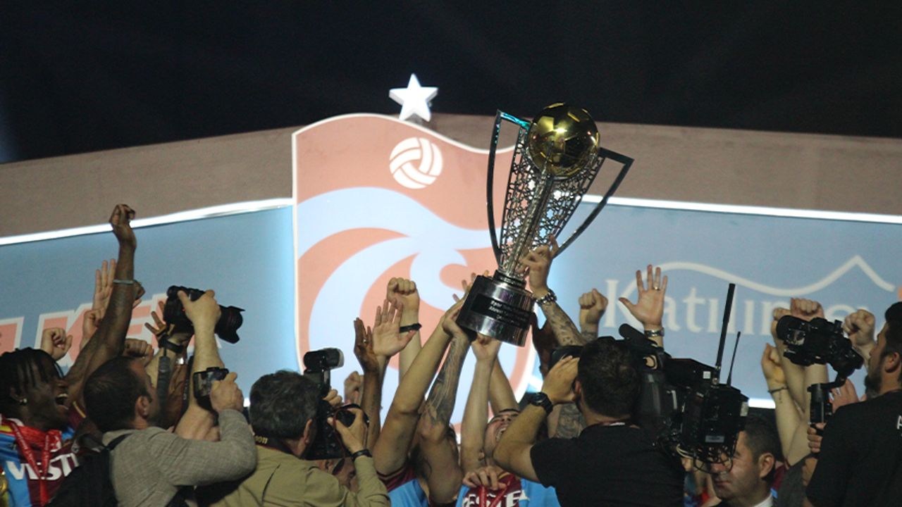 Trabzonspor'un görkemli kupa töreni gazetelere böyle yansıdı