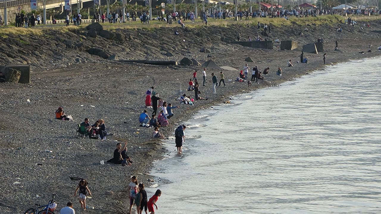 Trabzon'da denizin çekilmesi ile kumluk halini alan Uzunkum, yeniden canlandı