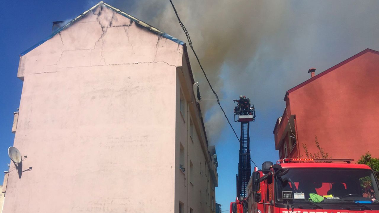 Trabzon'da çatı yangını paniğe neden oldu