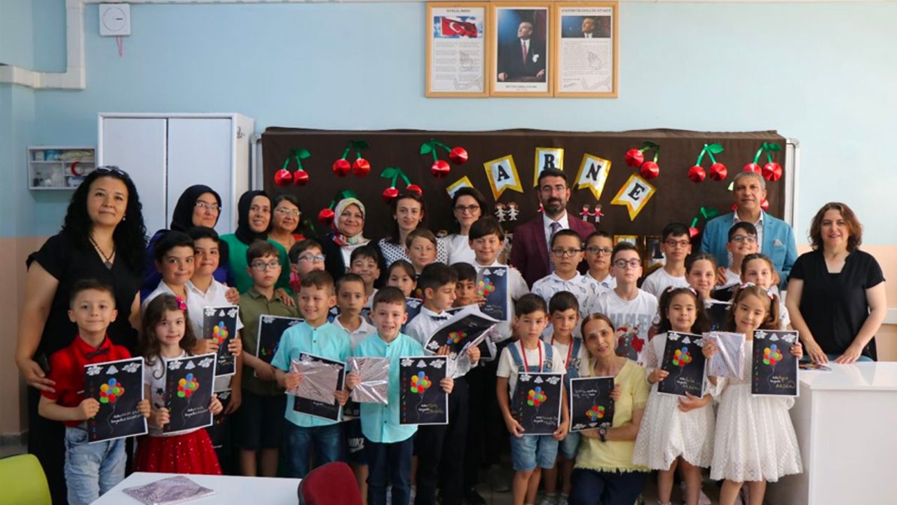 Samsun'da aynı okulda 17 ikiz ve 1 üçüz öğrenci karnelerini aldı