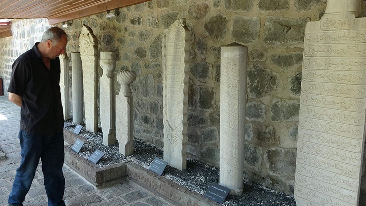 Trabzon'daki Osmanlı Dönemine ait mezar taşlarının büyük bir kısmı Ayasofya'da sergileniyor