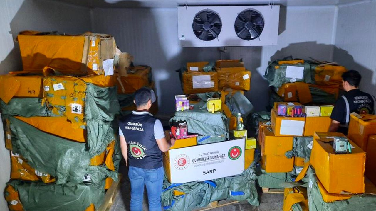 Sarp Sınır Kapısı'nda 62 bin adet kaçak elektronik sigara yakalandı
