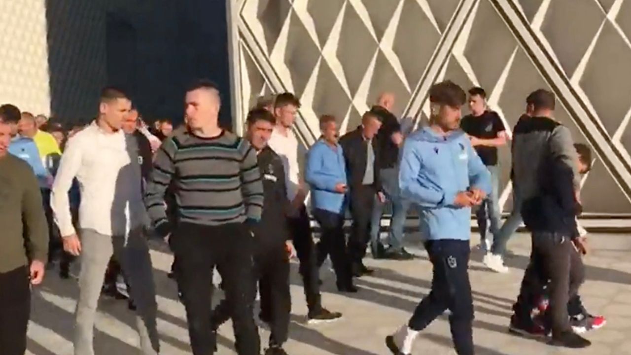 Trabzonsporlu futbolcular Slovenya kampında bayram namazını Ljublayana da kıldı