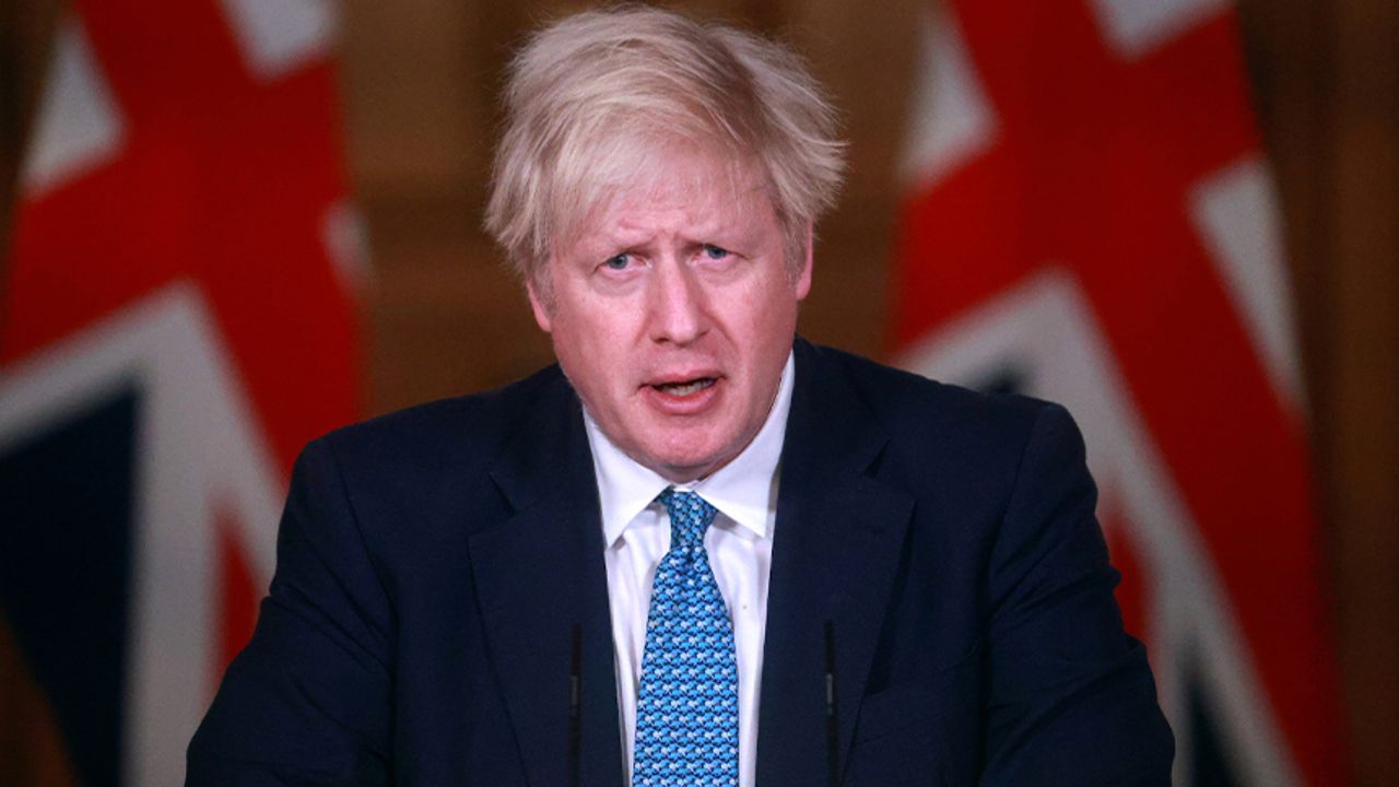 Boris Johnson'ın yeniden köşe yazarlığı teklifi aldığı iddia edildi