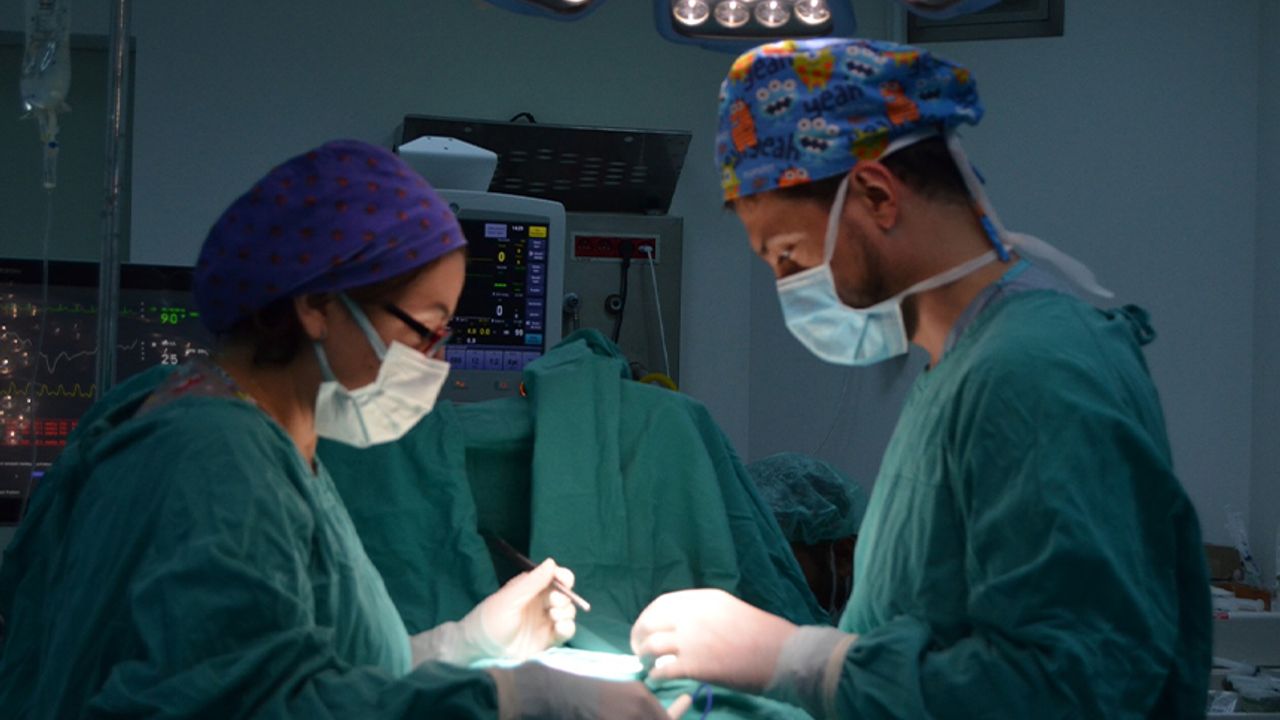 730 gram doğan bebeğe, KTÜ Farabi Hastanesi'nde başarılı bir 'kasık fıtığı' ameliyatı gerçekleştirildi
