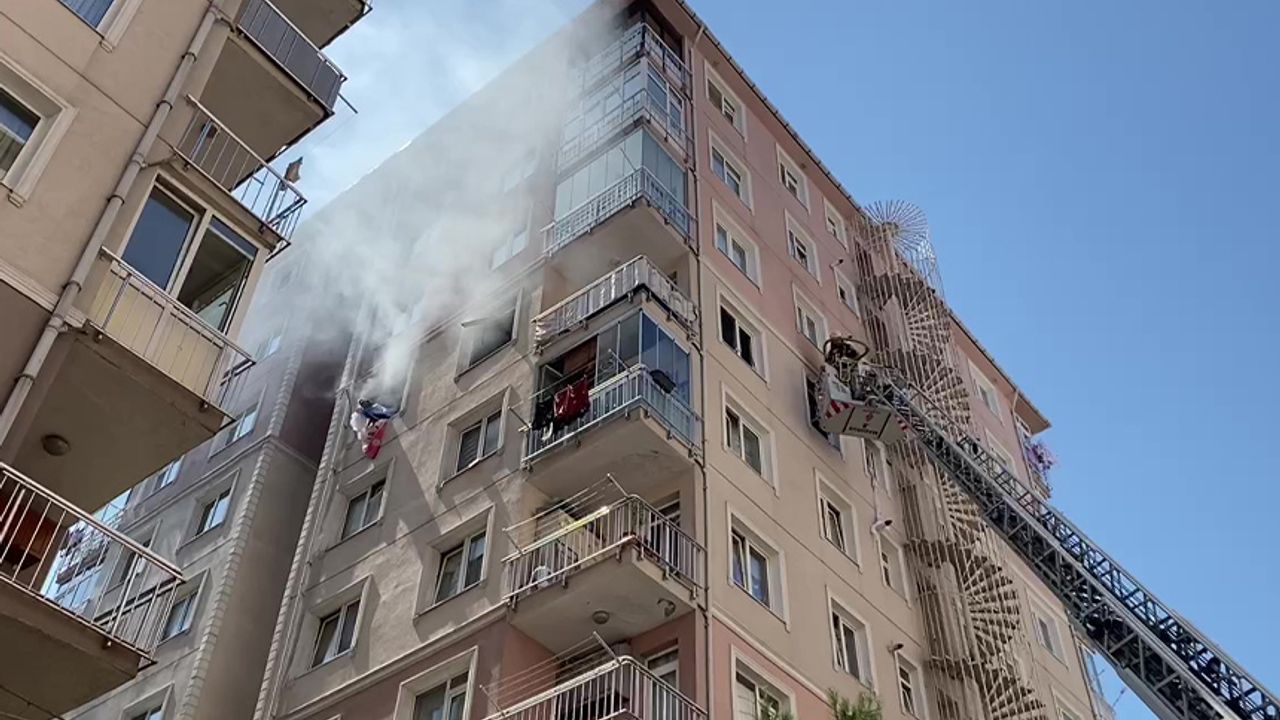 Üsküdar’da apartmanda doğalgaz patlaması: 1’i ağır 3 yaralı