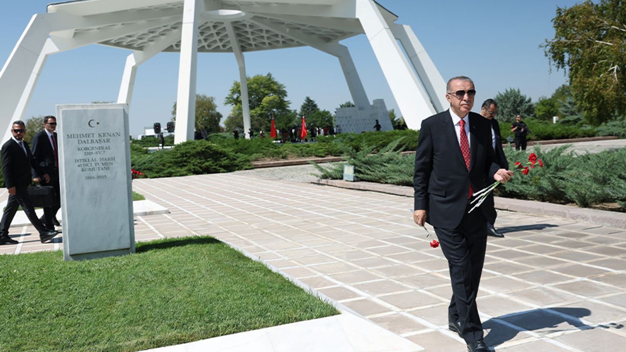 Cumhurbaşkanı Erdoğan, 30 Ağustos Zafer Bayramı dolayısıyla Devlet Mezarlığı’nı ziyaret etti