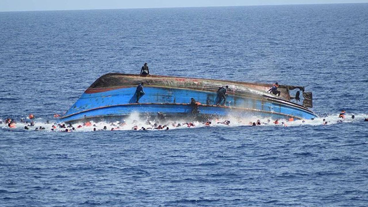 Hindistan'da yolcu teknesi battı: 3 ölü, 17 kayıp