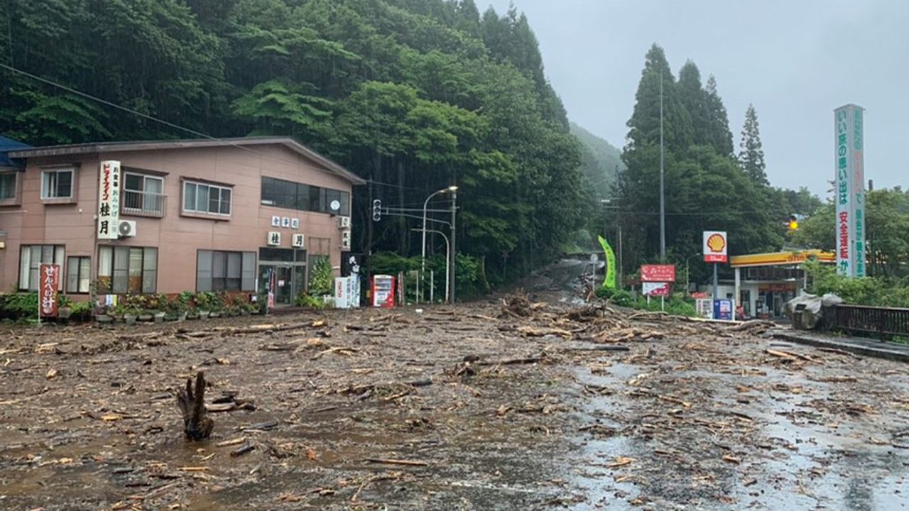 Japonya’da sel: Tren seferleri iptal edildi