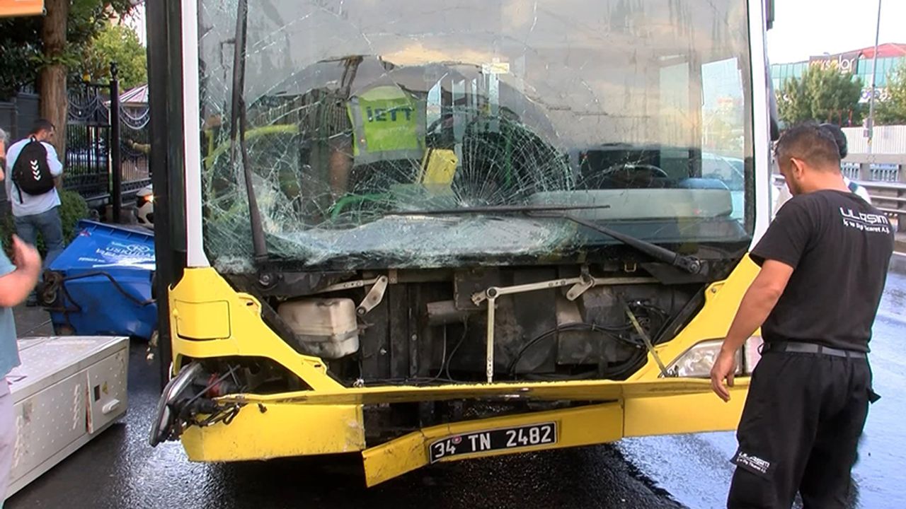 Üsküdar’da İETT otobüsü kaza yaptı
