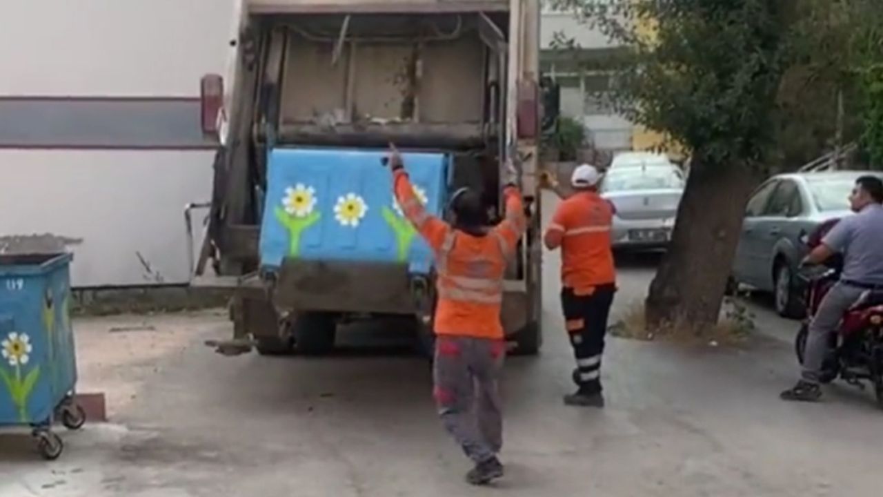 Temizlik görevlisi çöp arabasının üzerinde de dans etti