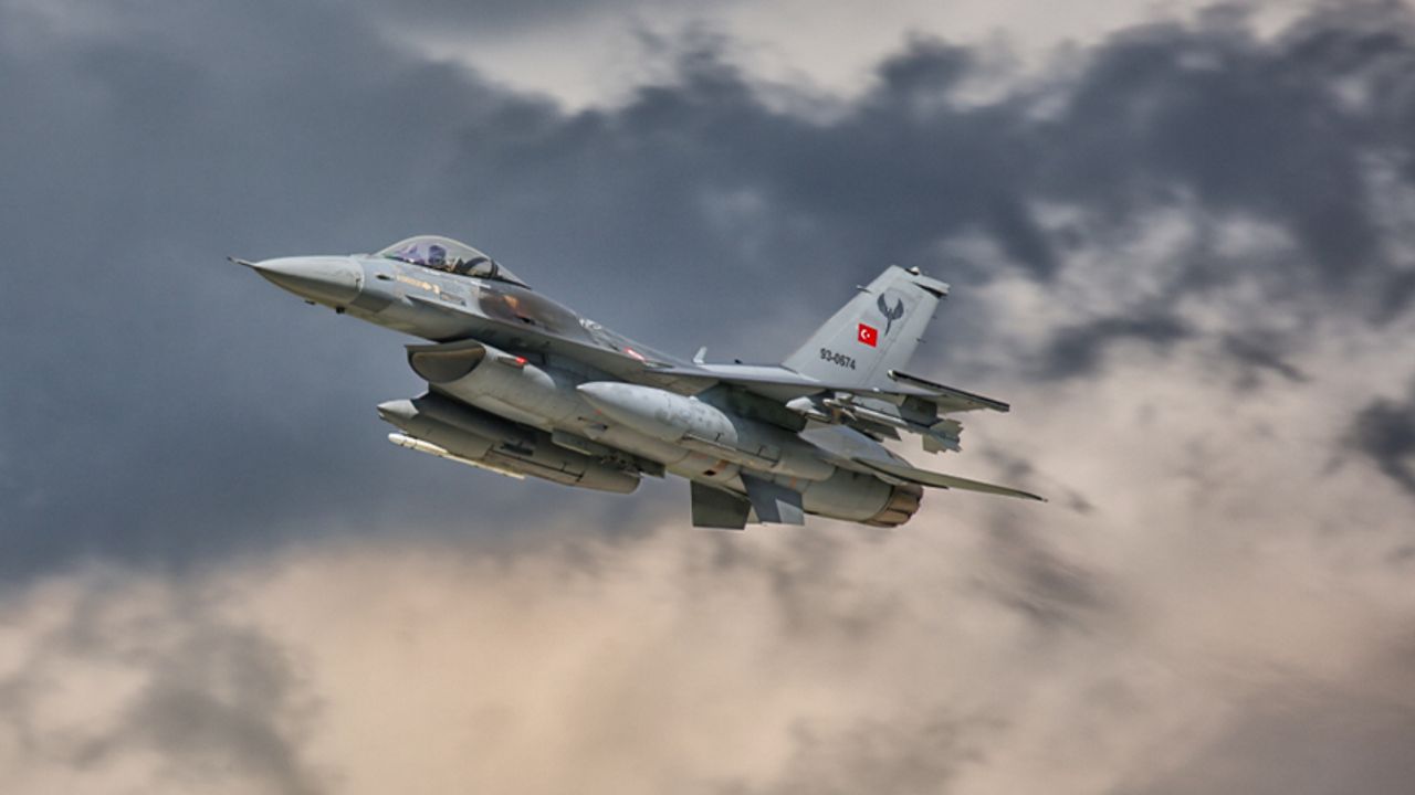 Türk F-16'larını Yunan uçakları yine taciz etti
