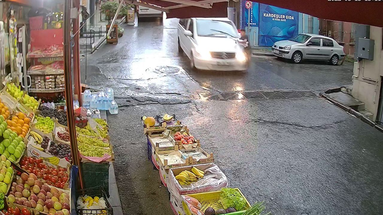 İstanbul’da dehşet anları kamerada: Yağmurdan kaçarken ölümden döndü