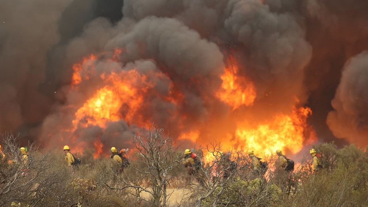 ABD'de orman yangınına müdahale eden helikopter düştü: 3 yaralı