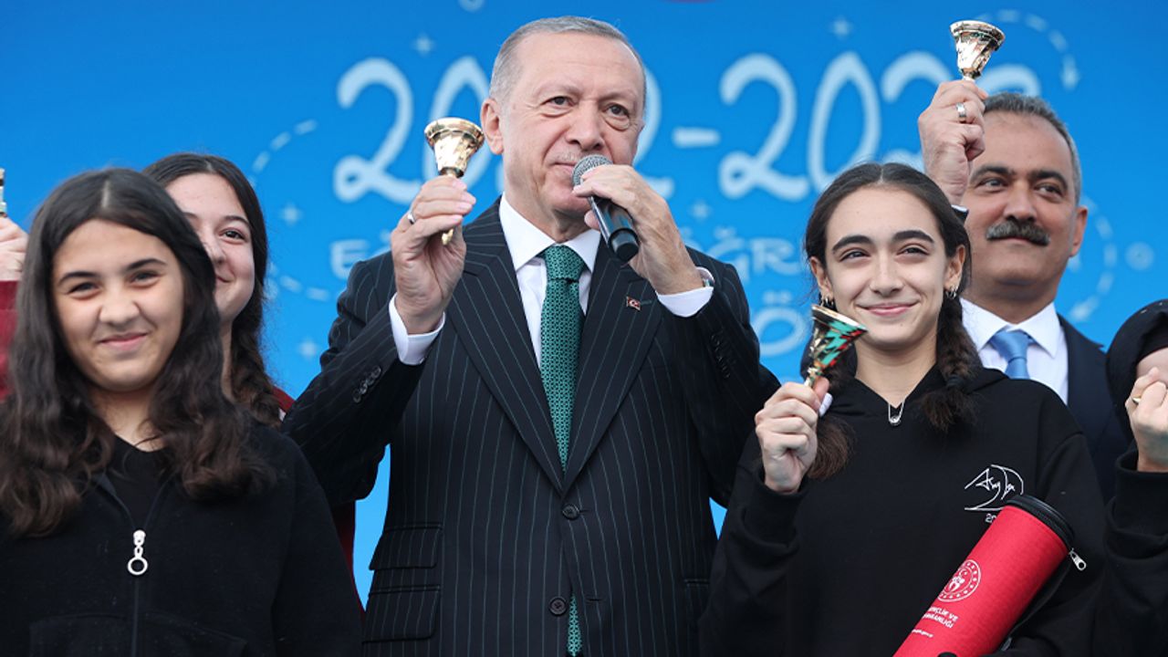 Erdoğan: 'Geleceğimizi tarihine kinle, nefretle bakan değil, tarihinden gurur duyan gençlere emanet etmek istiyoruz'