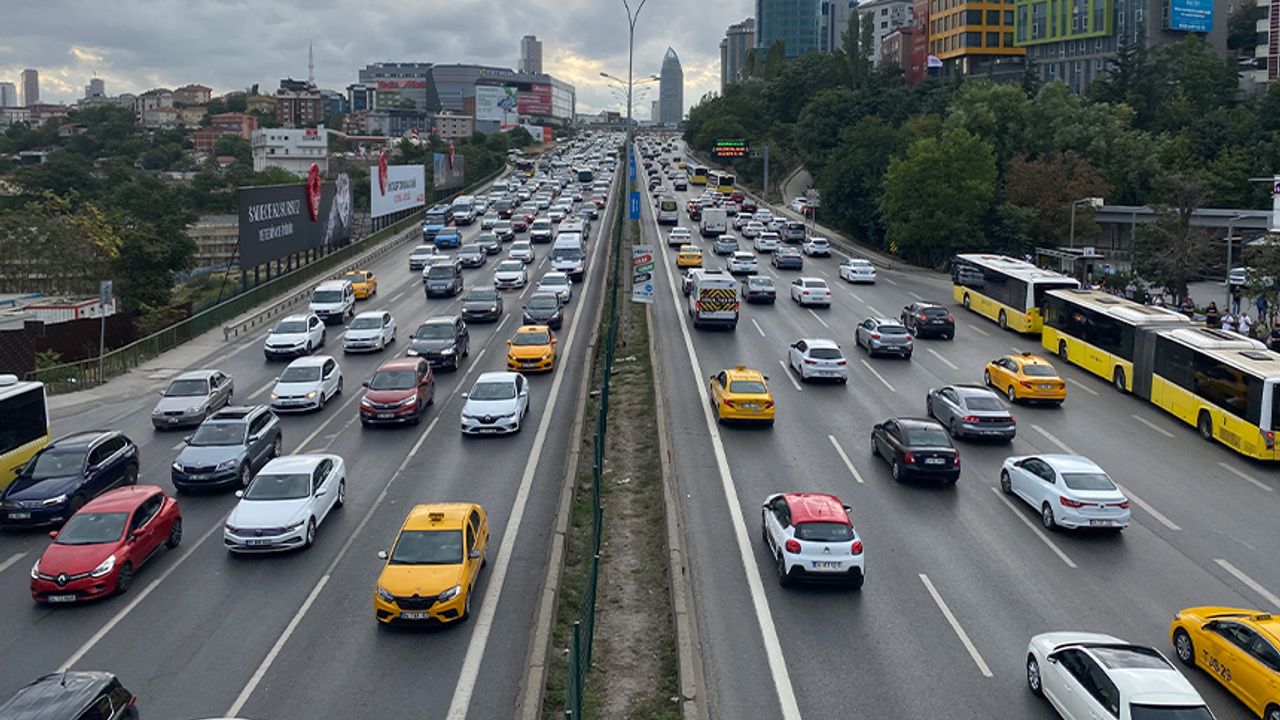 İstanbul’da okullar açıldı, trafik yoğunluğu oluştu