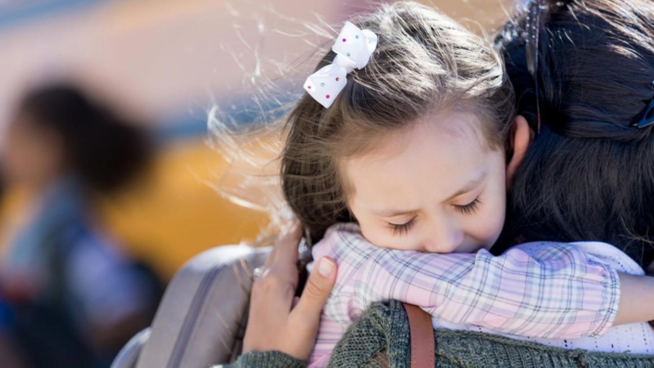 Psikologlar uyarıyor: “Çocuğunuzu ağlarken okula bırakmayın”