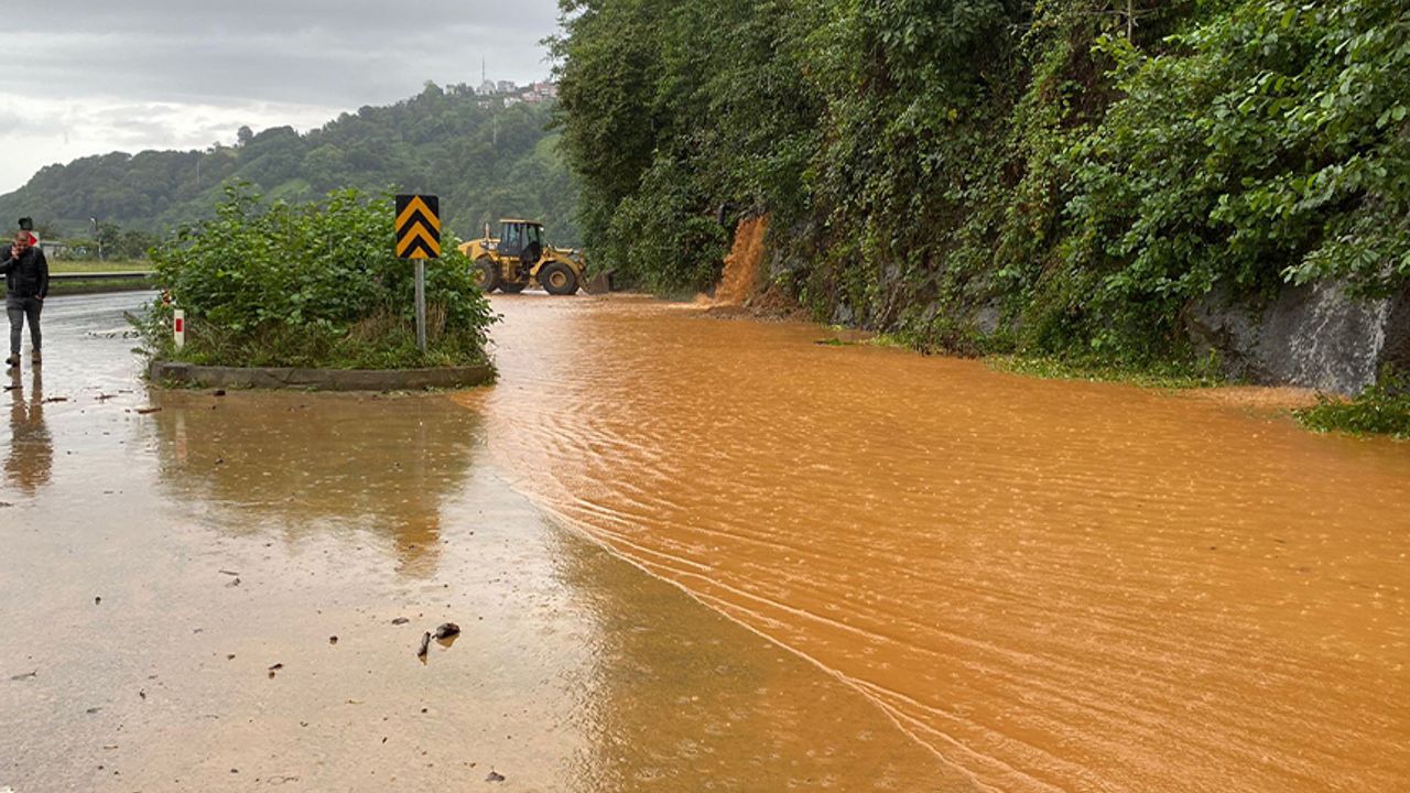 Rize’nin Pazar ilçesinde şiddetli yağış kara ulaşımını olumsuz etkiliyor