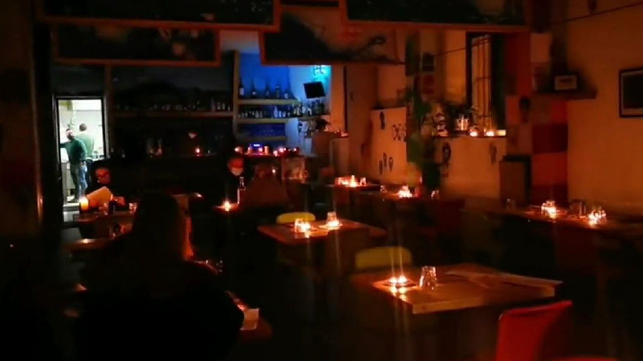 İtalya’da restoran, yüksek elektrik faturası nedeniyle mum yaktı