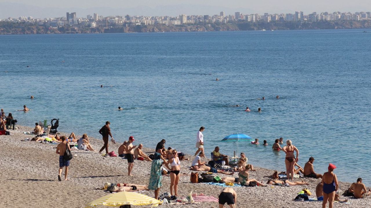 Antalyalılar dünkü yağmurun ardından bugün sahile akın ettiler