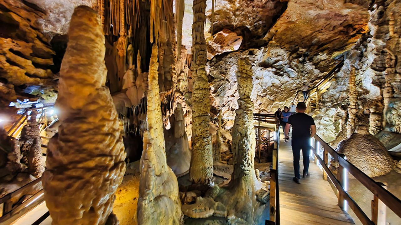 Karaca Mağarası’nda turizm hareketliliği devam ediyor
