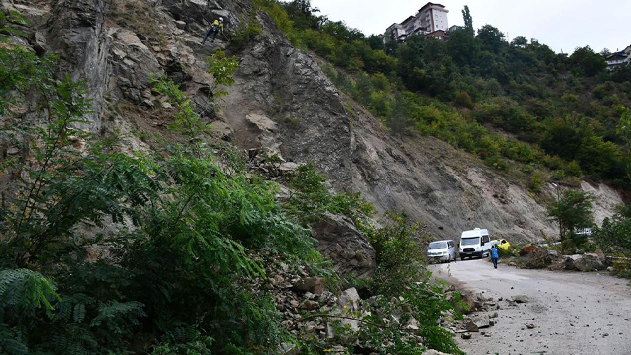Artvin’de yamaçtan bulunan tehlikeli kayalar düşürüldü