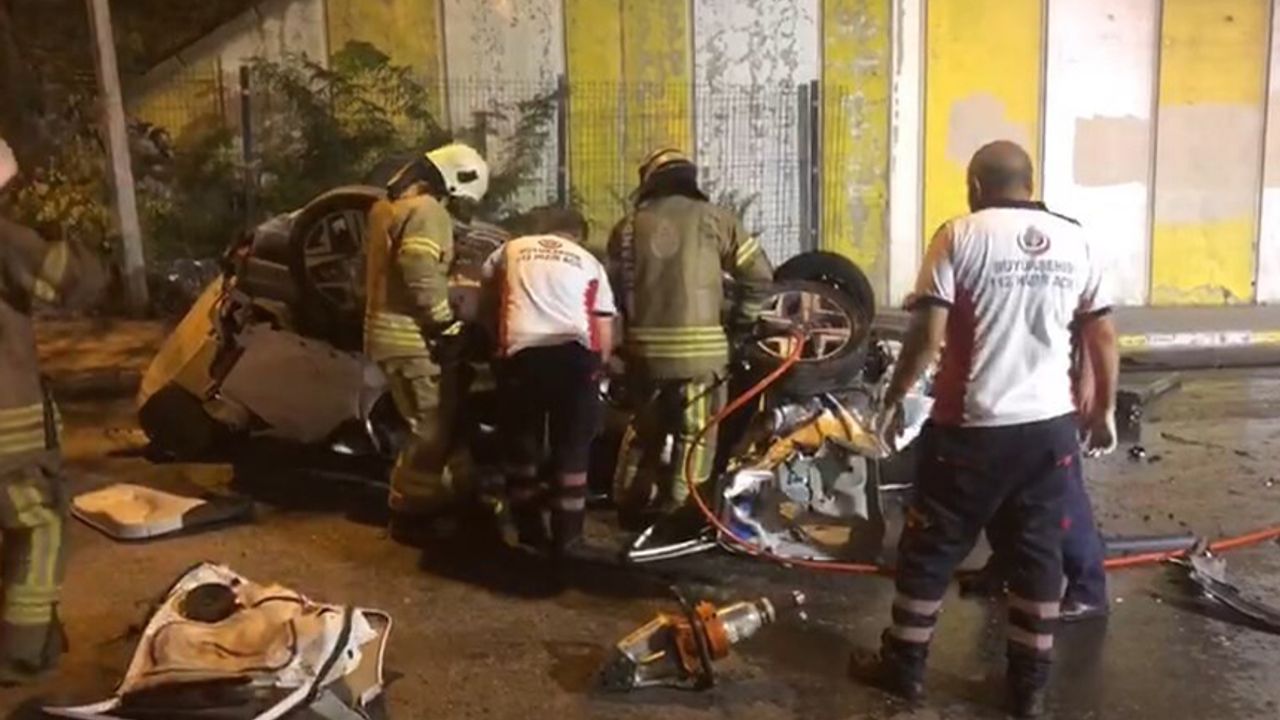 Ümraniye’de otomobil refüje çarpıp köprüden aşağıya düştü: 1 ölü, 1 yaralı