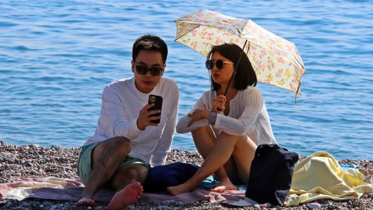 Antalya'da turistler güneşin tadını çıkarttı