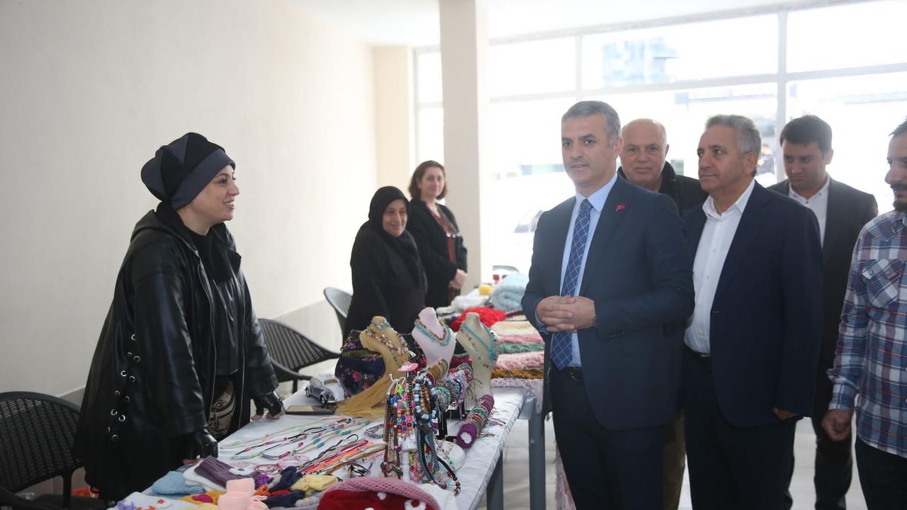 Yomra Belediye Başkanı Mustafa Bıyık, kadın üreticiler pazarını gezdi