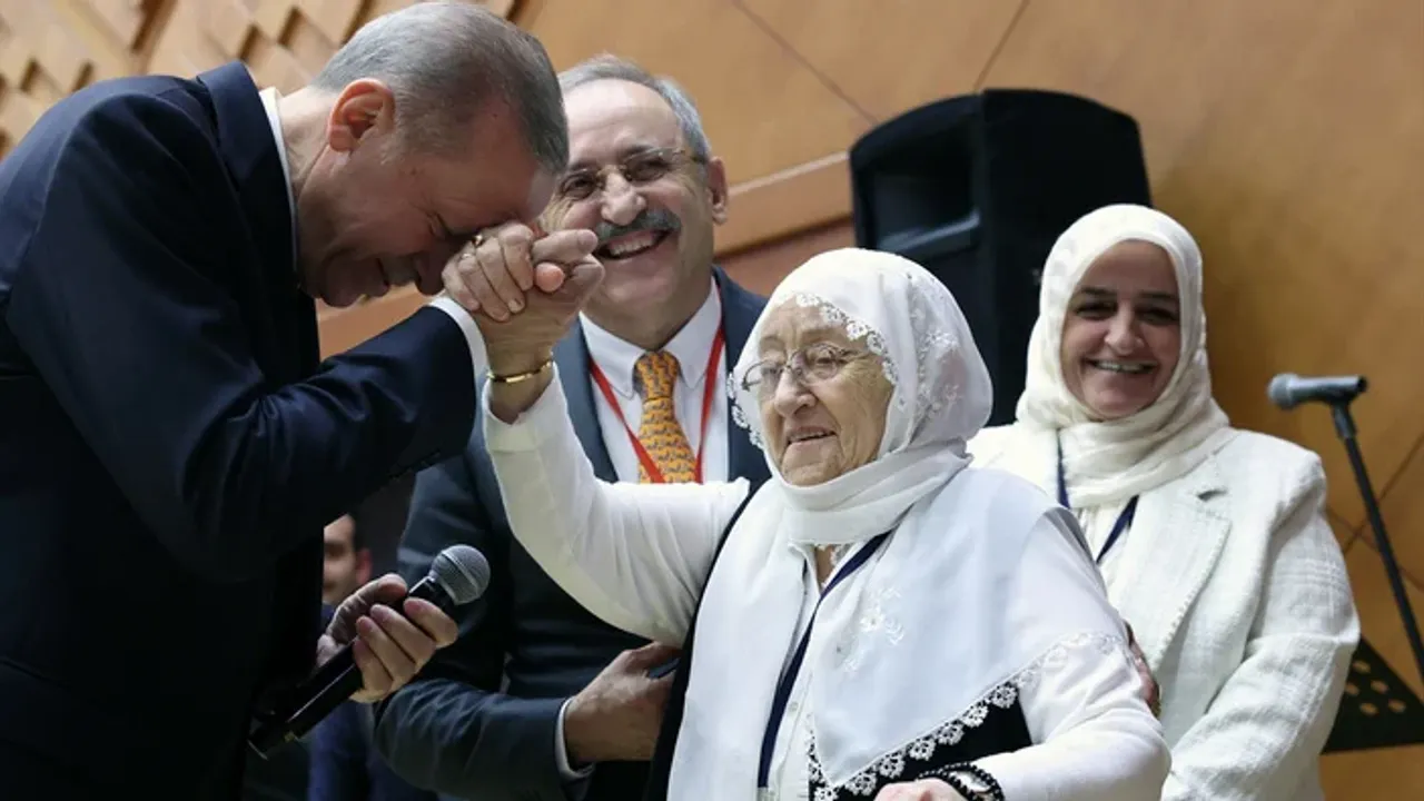 Cumhurbaşkanı Erdoğan’dan kendisini Bayburt’a davet eden yaşlı kadına: Emrin olur
