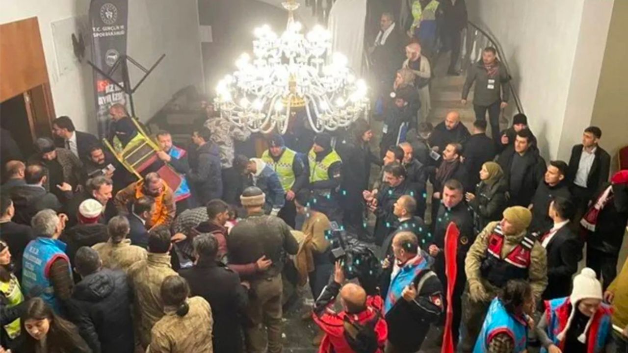 Kars'ın Sarıkamış ilçesinde bir otelin tavanı çöktü