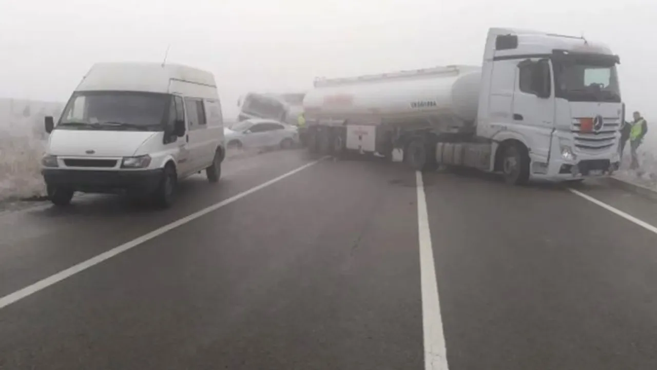 Kırşehirde buzlanma ve sis yüzünden 15 araç birbirine girdi: 2 ölü 7 yaralı...