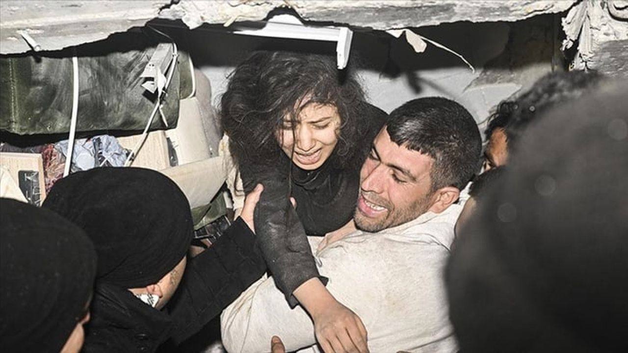 Kahramanmaraş'ta genç kız yıkılan binadan çıkarıldı