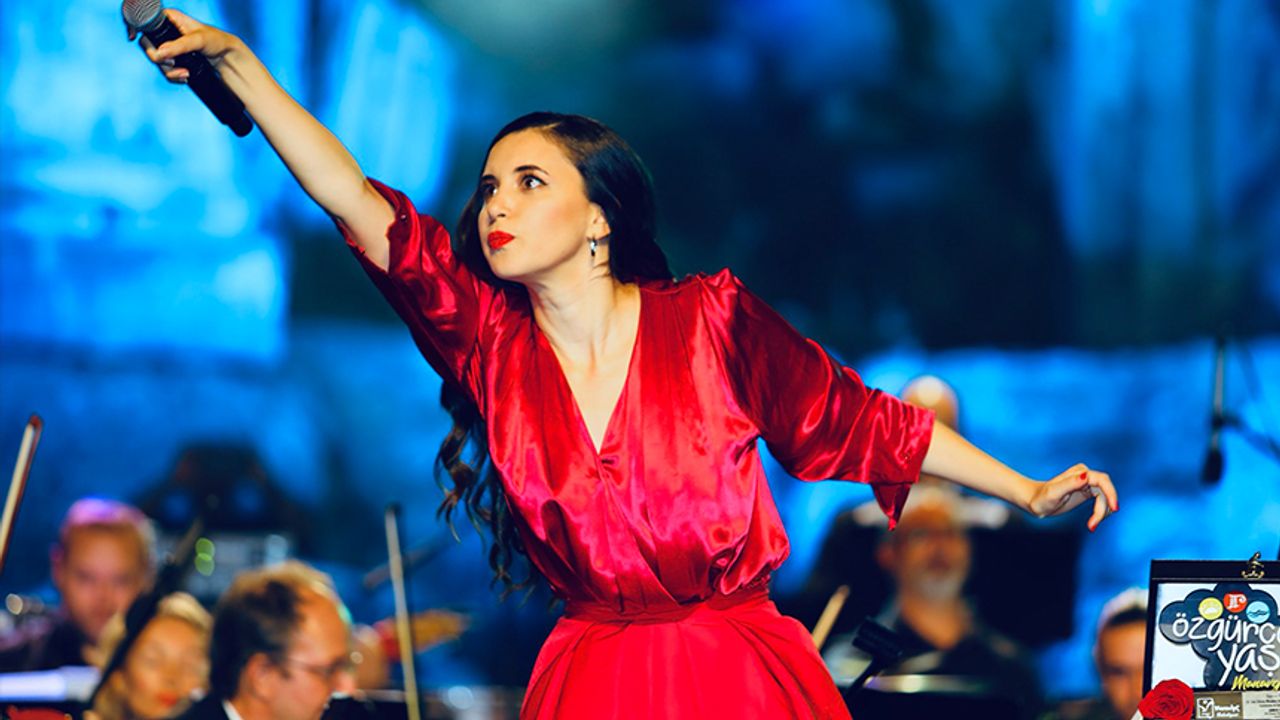 Şarkıcı Karsu depremde üç akrabasını daha kaybetti