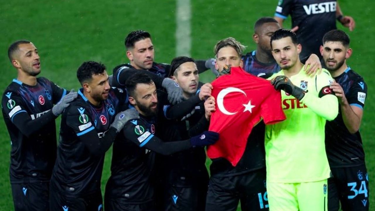 Trabzonsporlu futbolcular gol sonrası Türk bayraklı tişört açtı