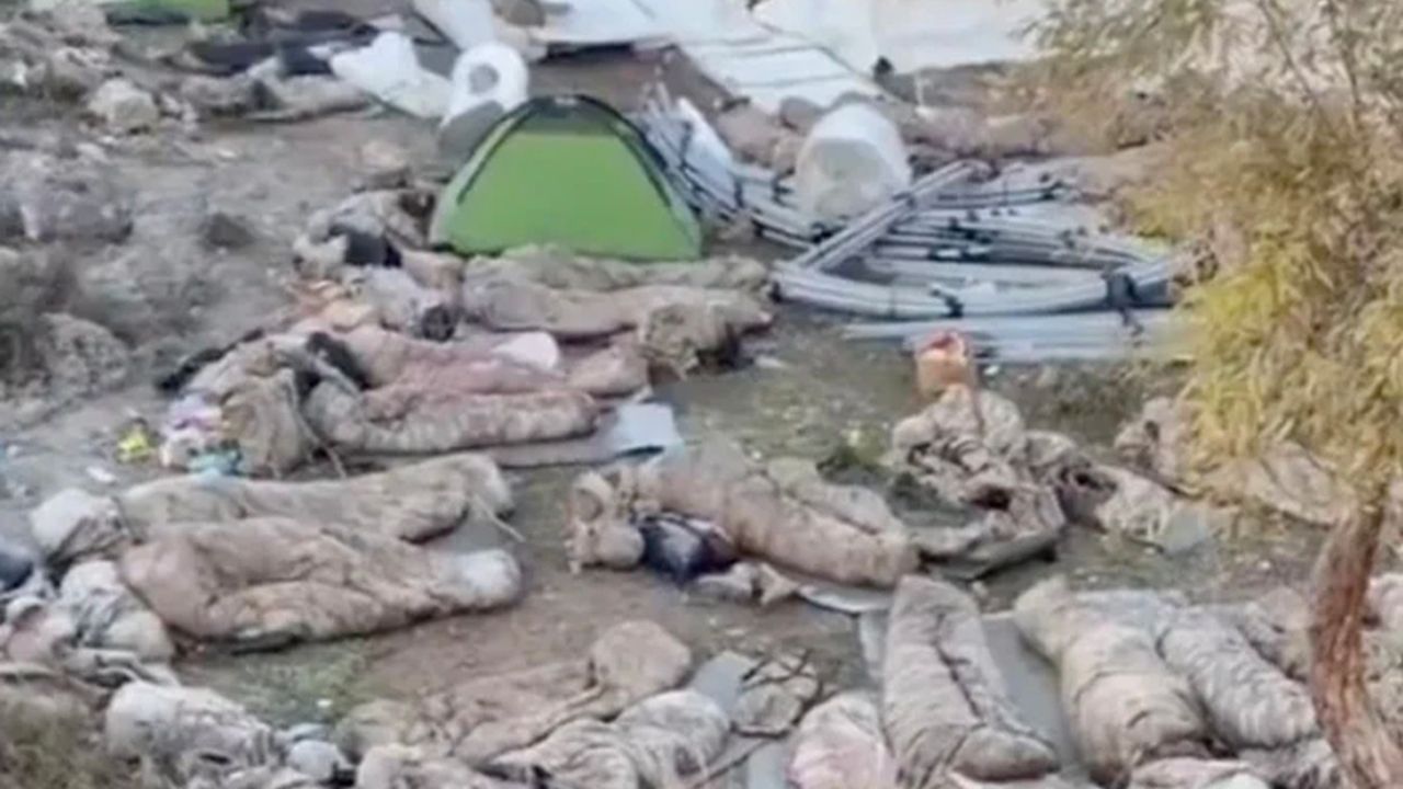 Çadırlar depremzedelere kalsın diye açıkta uyuyan askerler