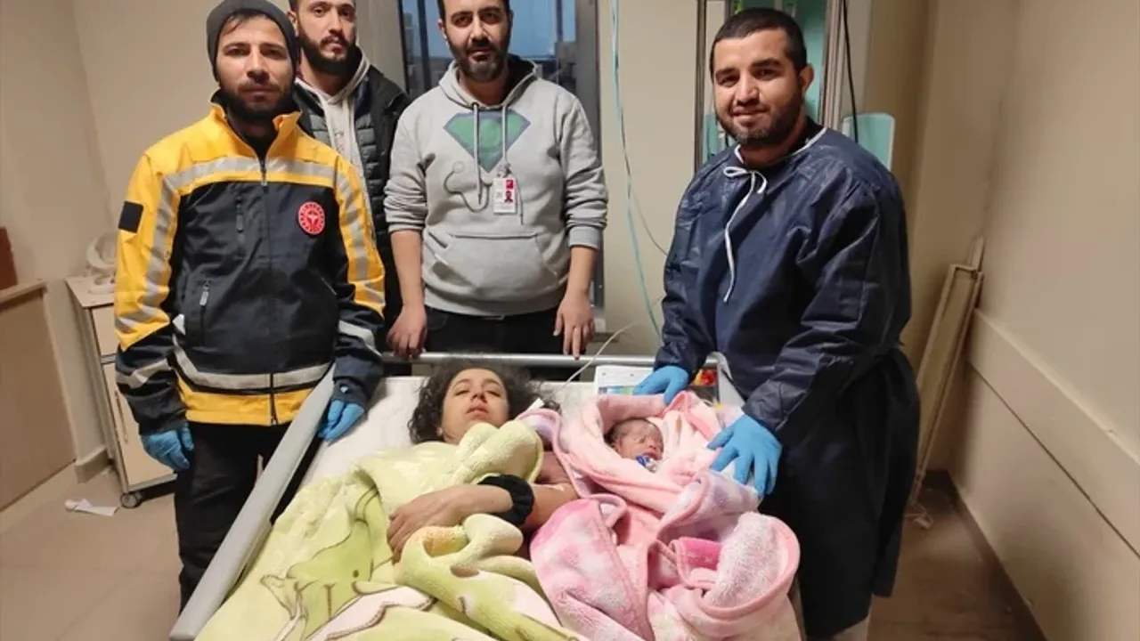 Adıyaman'da enkazdan çıkarılan bebek, annesine hastanede kavuştu
