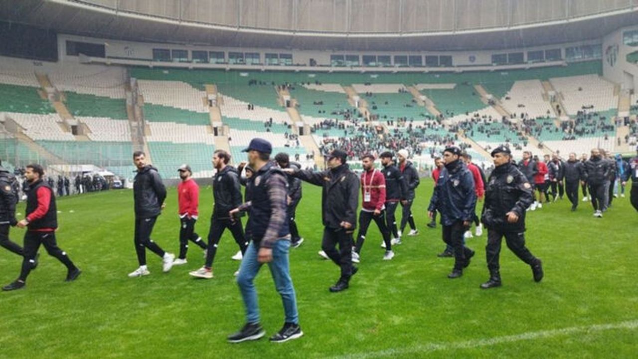 Bursaspor'un Amedspor maçı nedeniyle aldığı seyircisiz oynama cezası düşürüldü