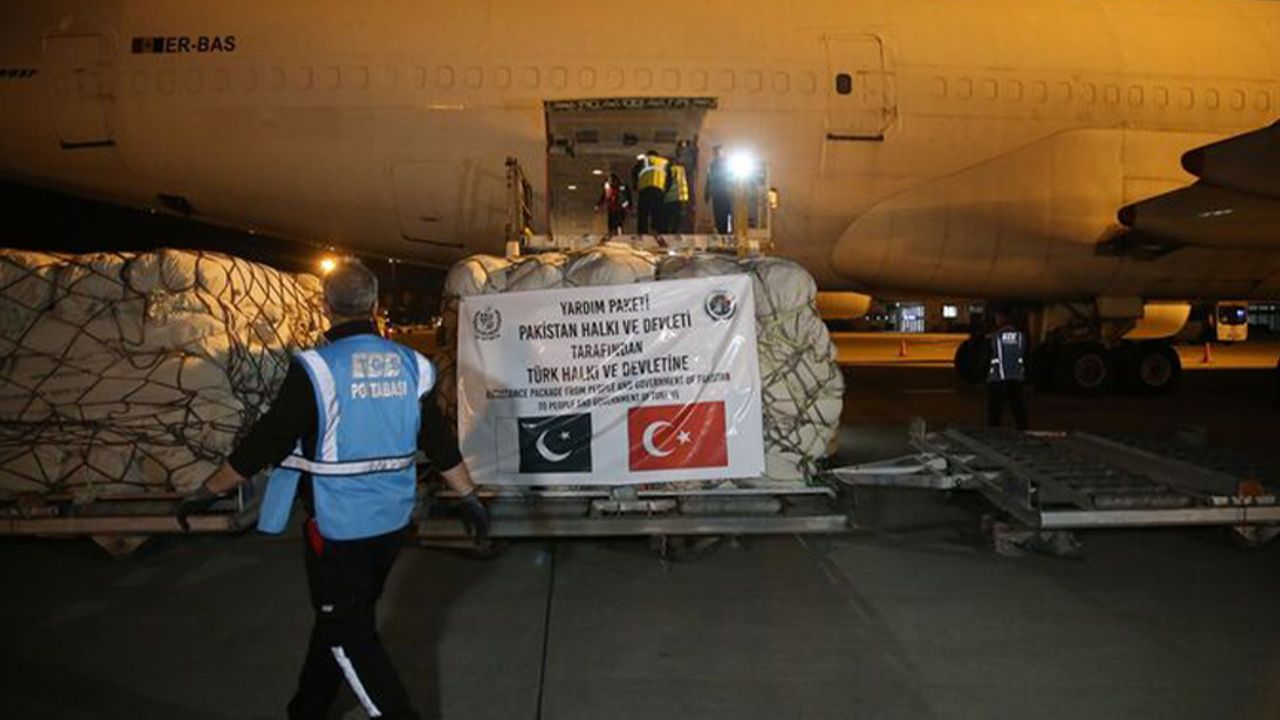 Pakistan'dan depremzedelere kışlık çadır yardımı
