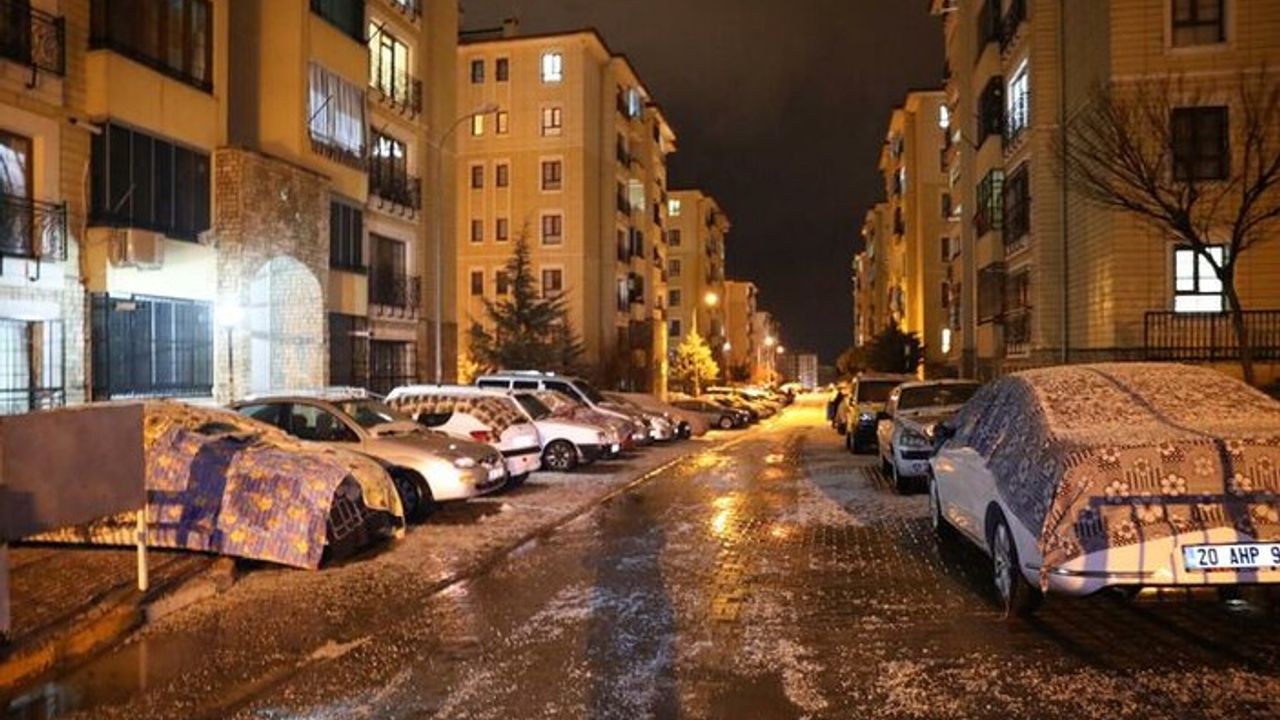Gaziantep'te geceyi aydınlatan yıldırımın görüntüsü